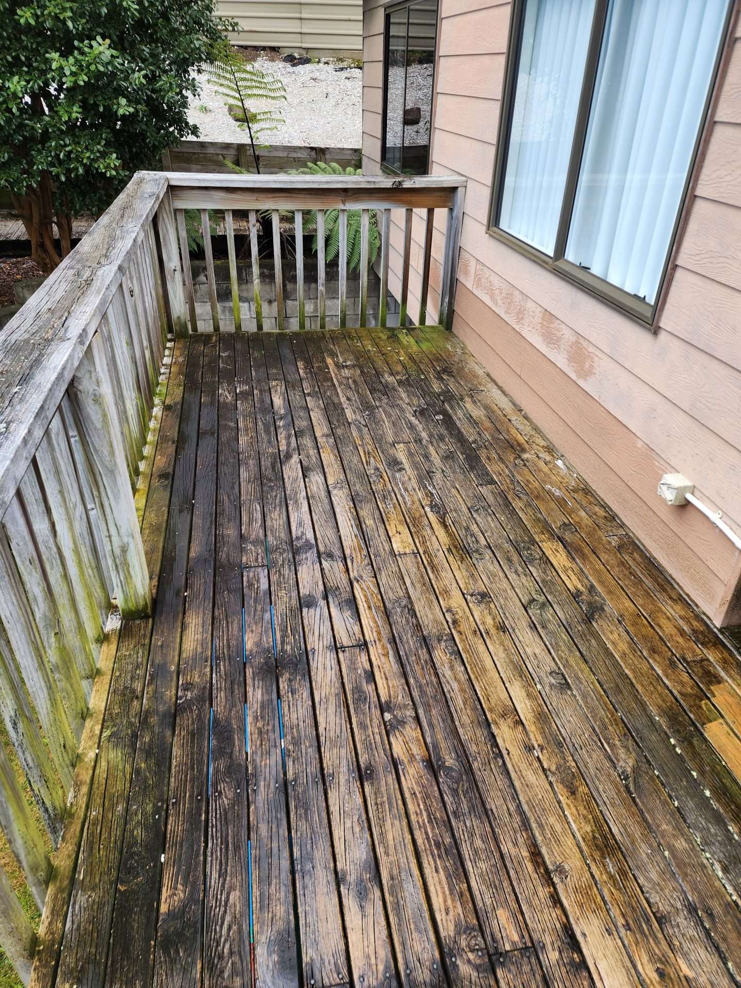 dirty deck before water blasting